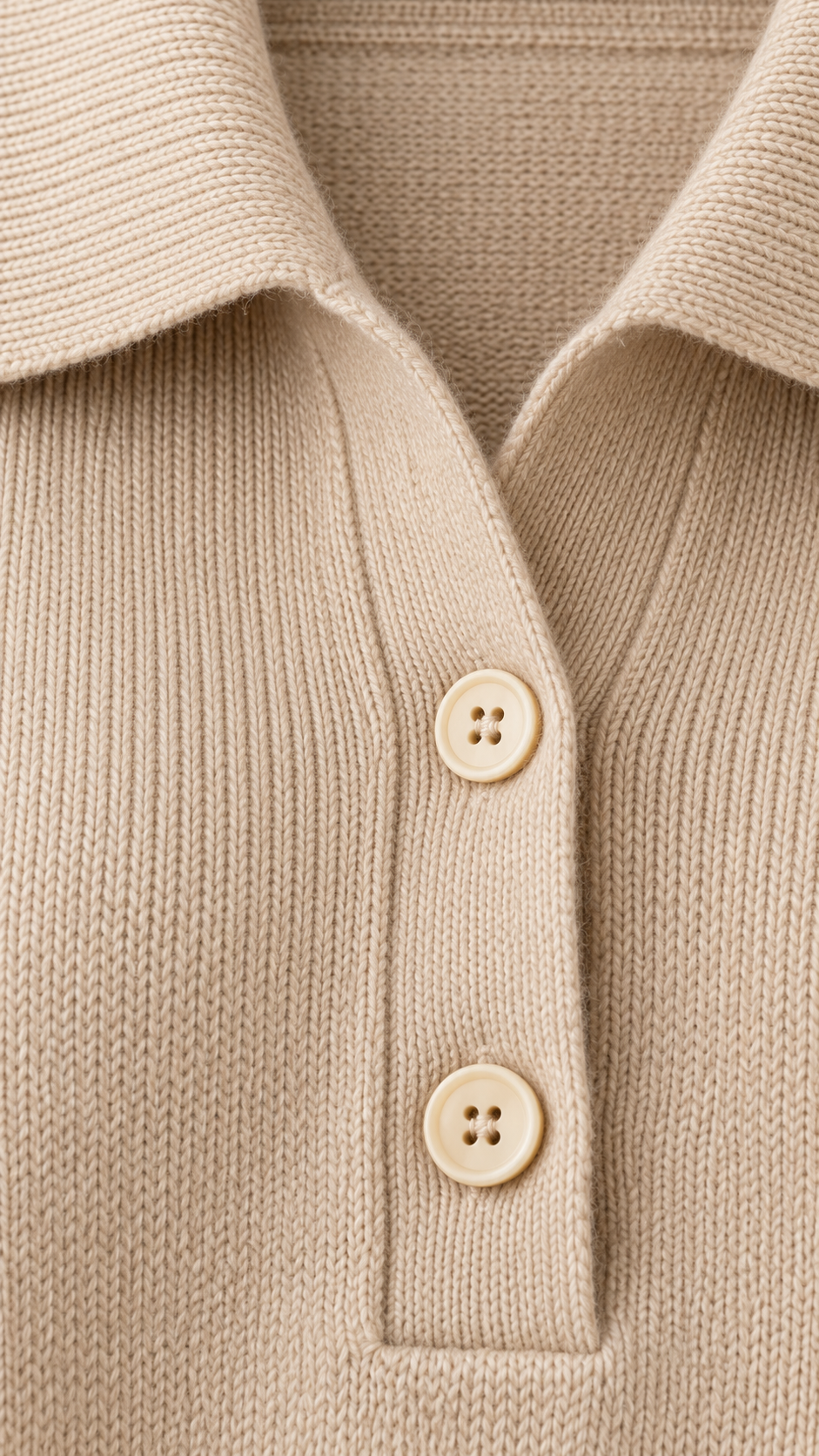 Adaline — Suéter polo de tricô na cor aveia – Detalhes