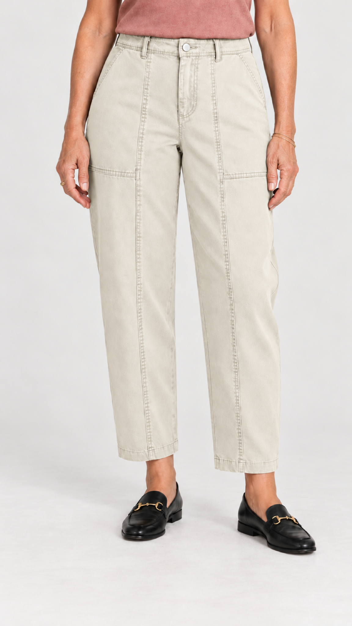 Barrel-Calça mit Ziernähten – Bege – Detalhe von Bund bis Schuhen