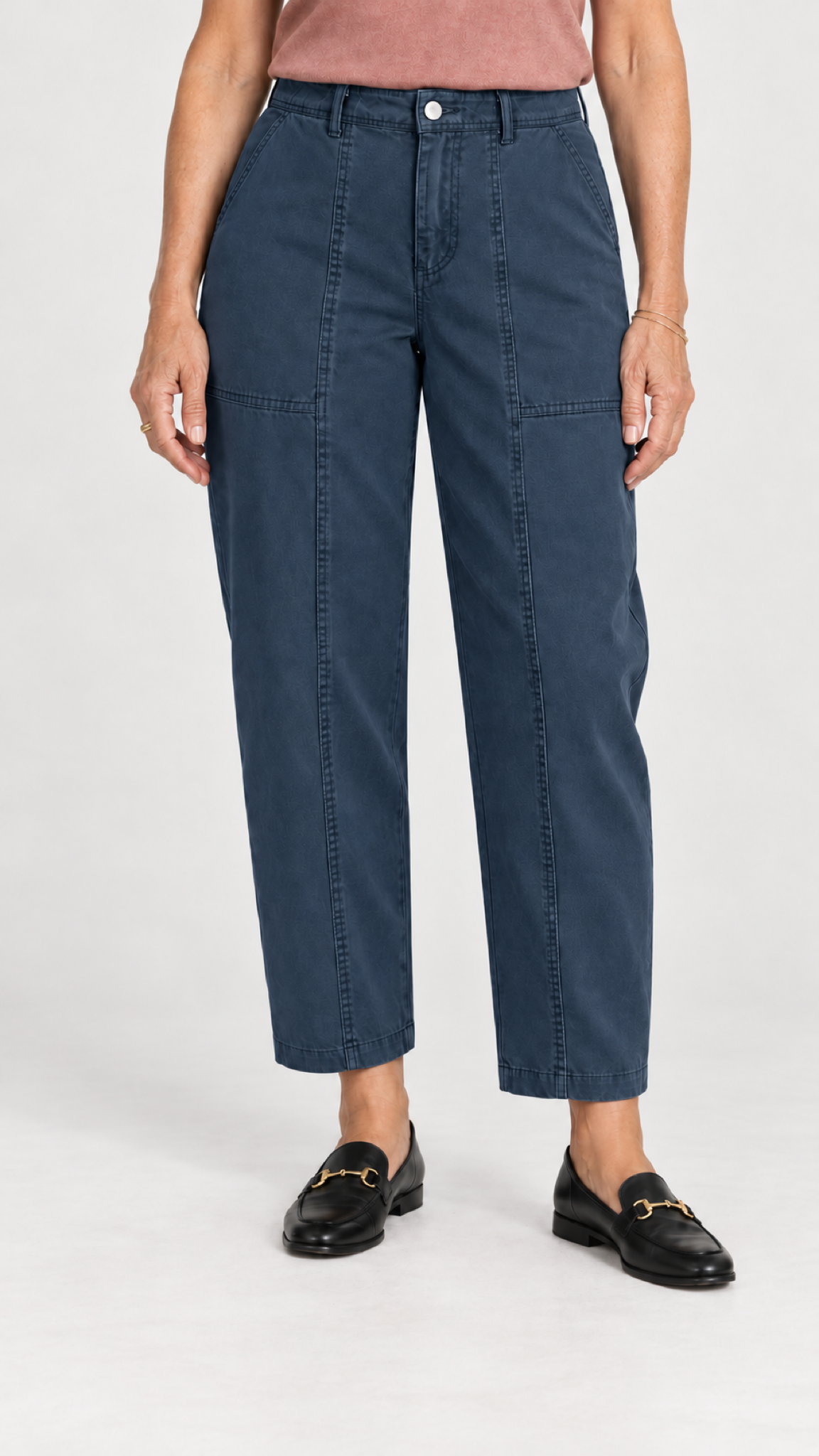 Barrel-Calça mit Ziernähten – Azul – Detalhe von Bund bis Schuhen