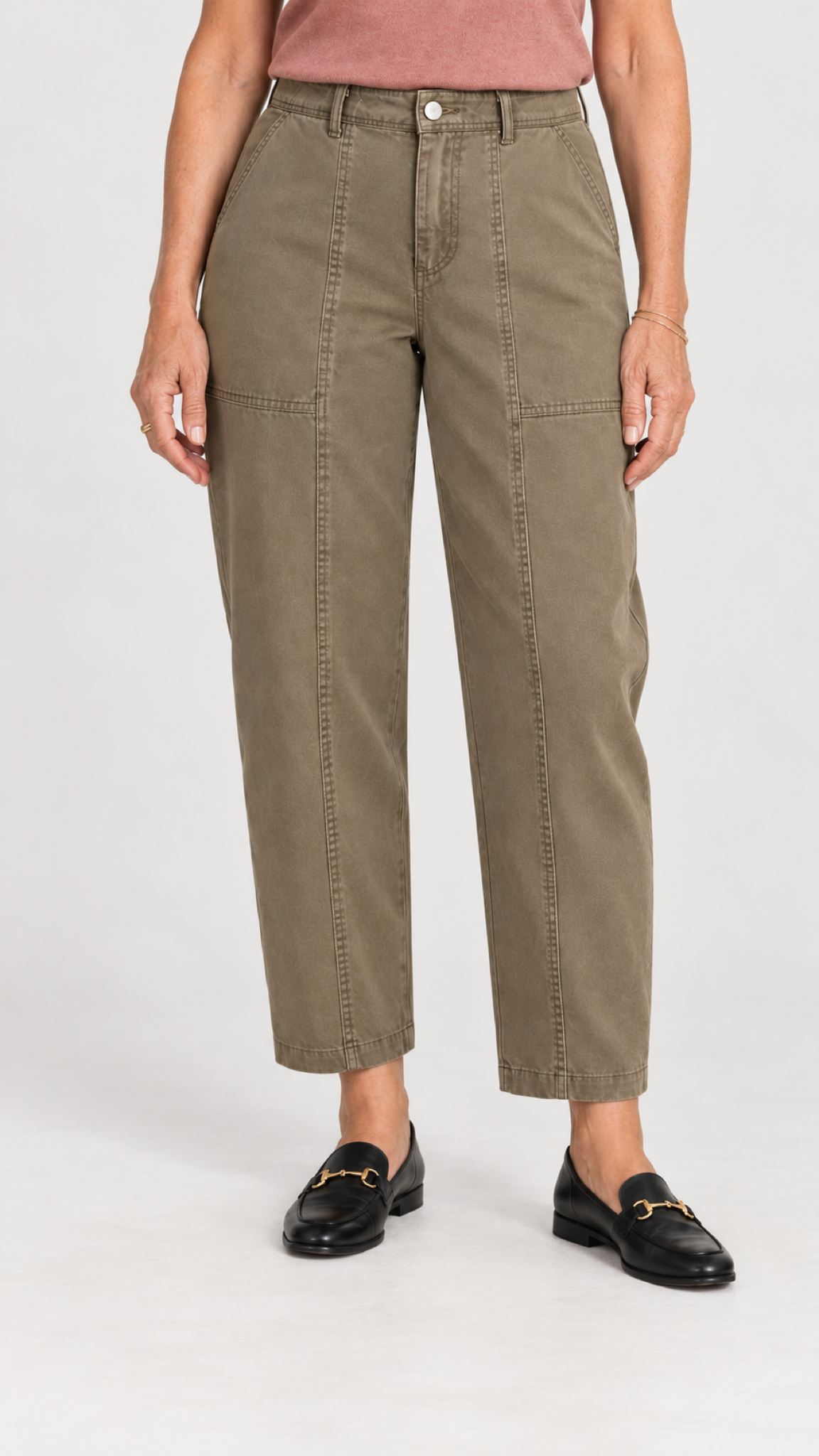 Barrel-Calça mit Ziernähten – Caqui-claro – Detalhe von Bund bis Schuhen