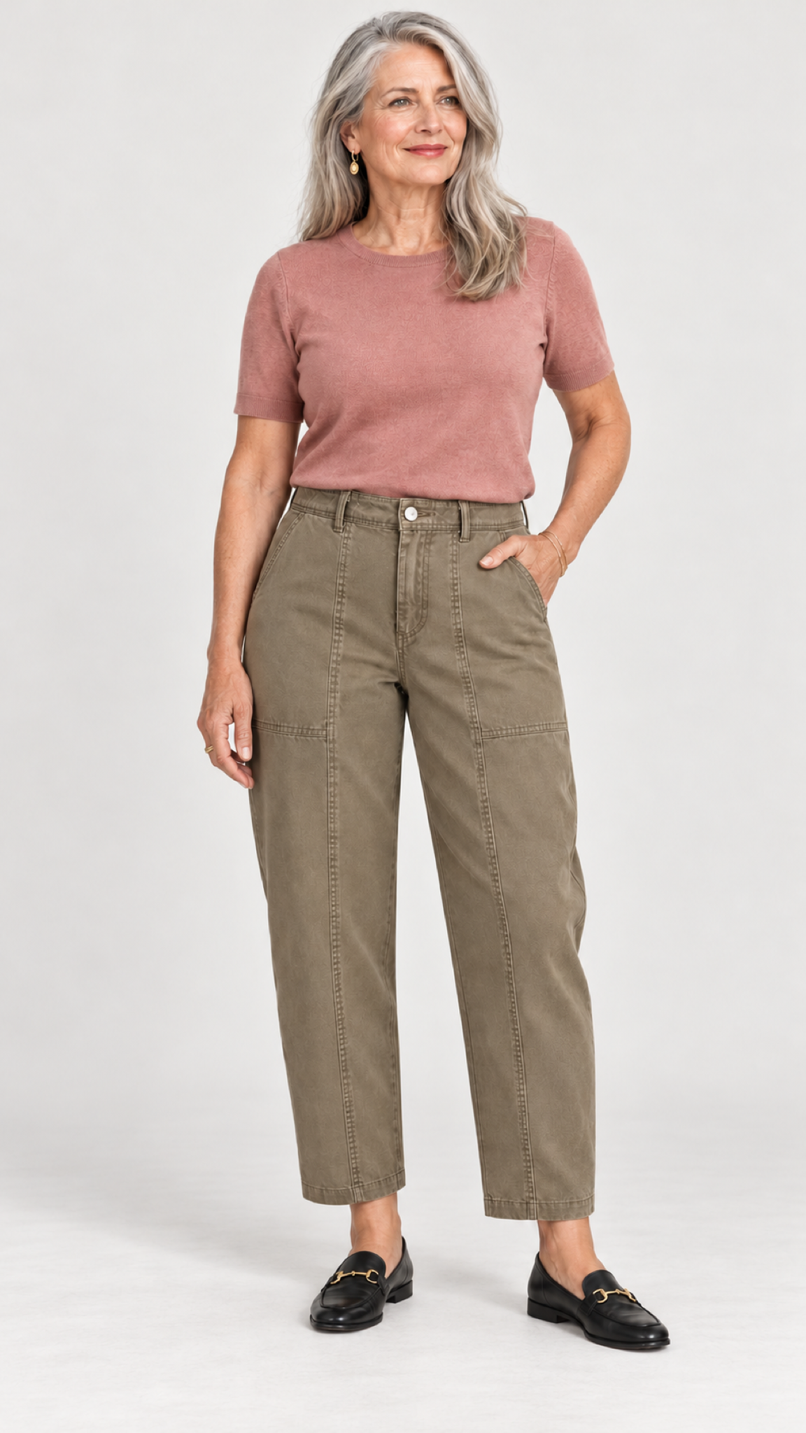 Barrel-Calça mit Ziernähten – Caqui-claro – Pose im Studio