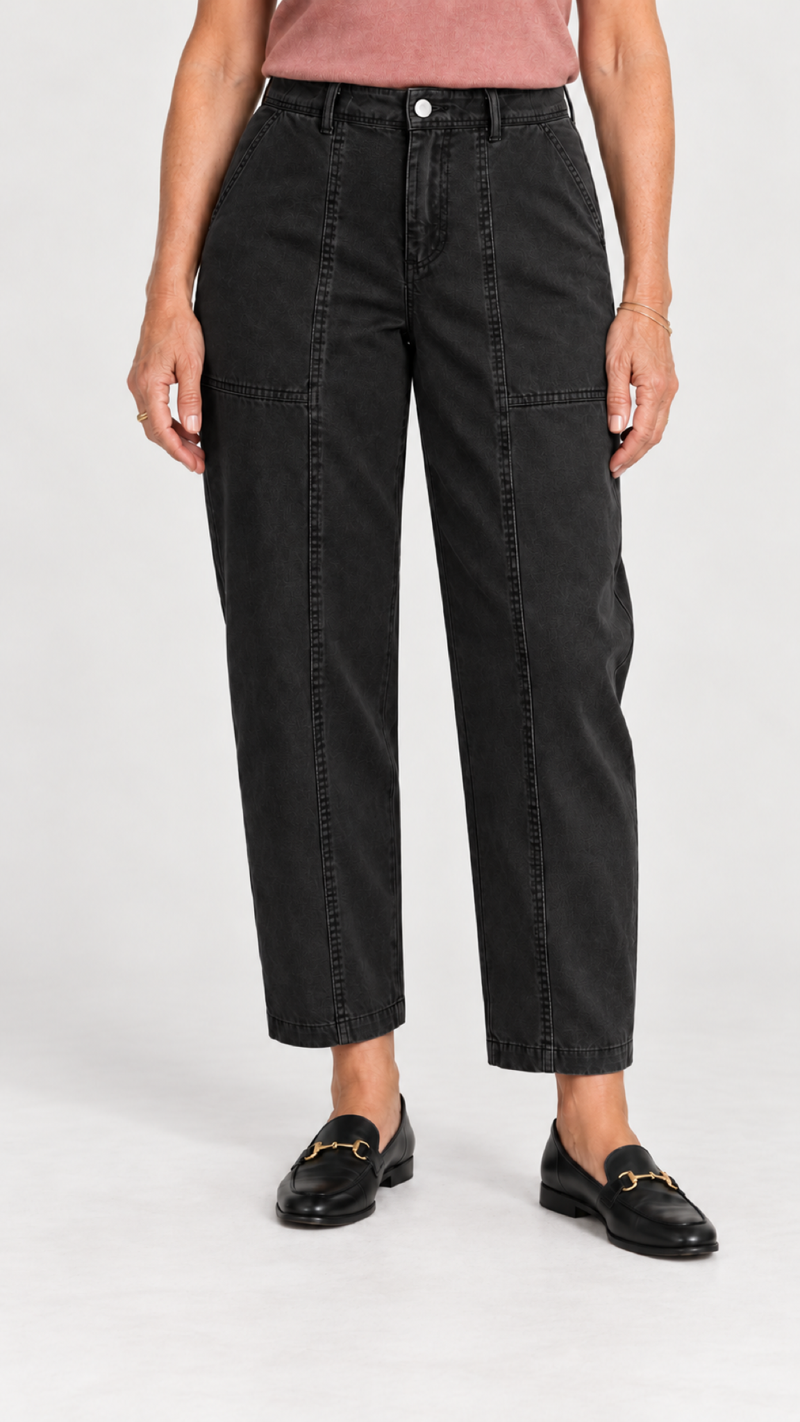 Barrel-Calça mit Ziernähten – Preto – Detalhe von Bund bis Schuhen