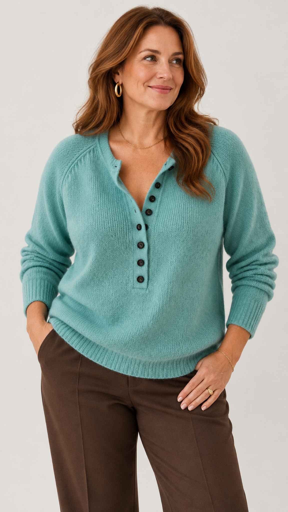 Bronte Henley-Suéter in Verde-mar – Studioansicht
