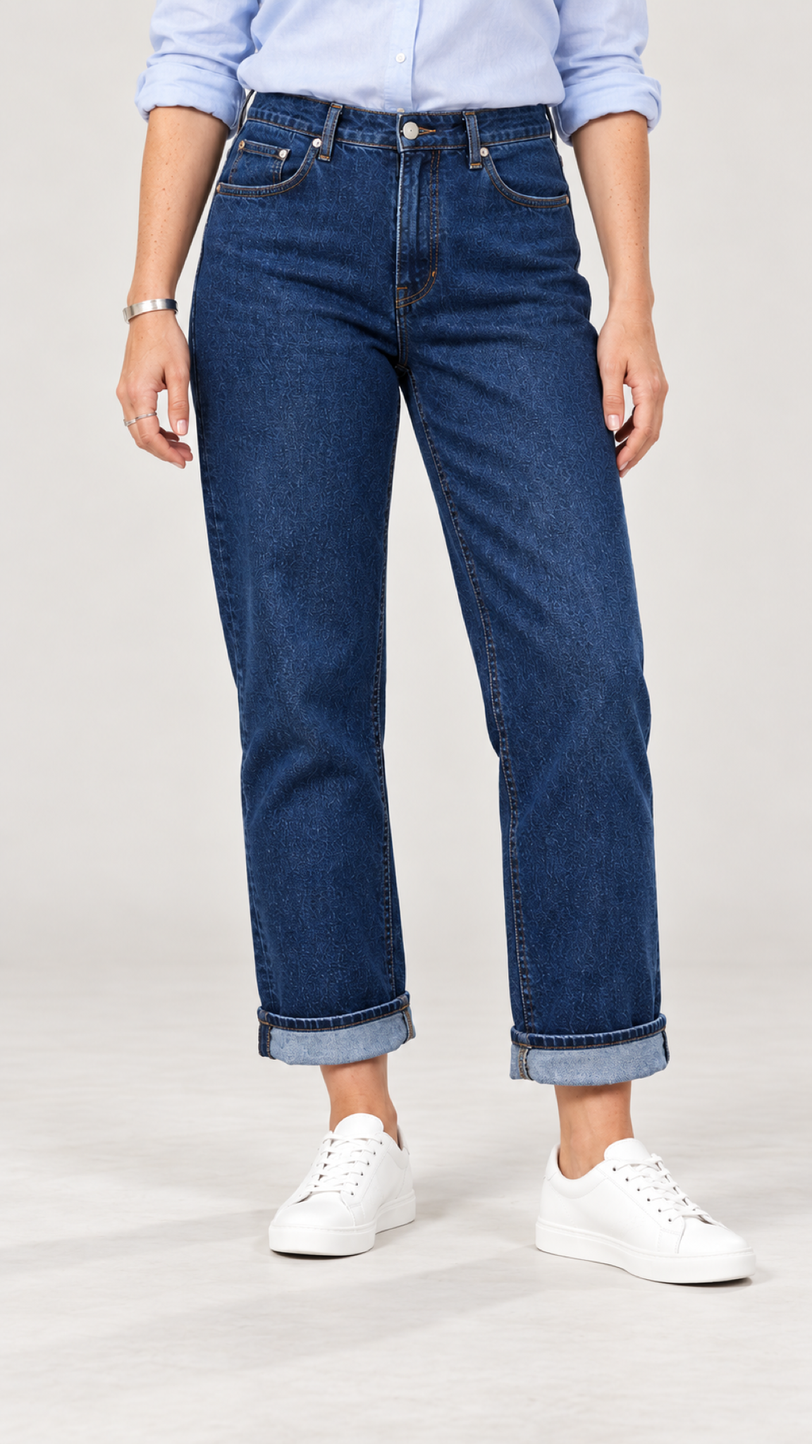 Emilia Straight-Leg-Jeans mit Umschlag – Azul-escuro – Detalhe von Bund bis Schuhen