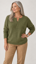 Faylinn Henley-Strickpullover in Verde-oliva – Studioansicht