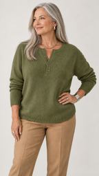 Faylinn Henley-Strickpullover in Verde-oliva – Studioansicht