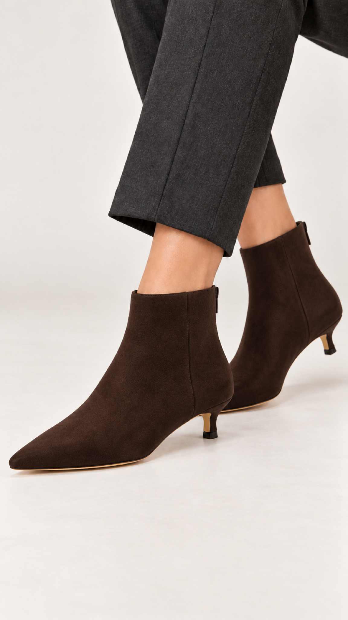 Bota de bico fino com salto kitten – Marrom – Vista 1