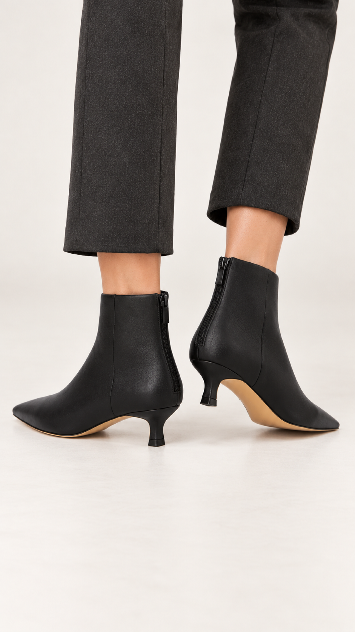 Bota de bico fino com salto kitten – Preto – Vista 5