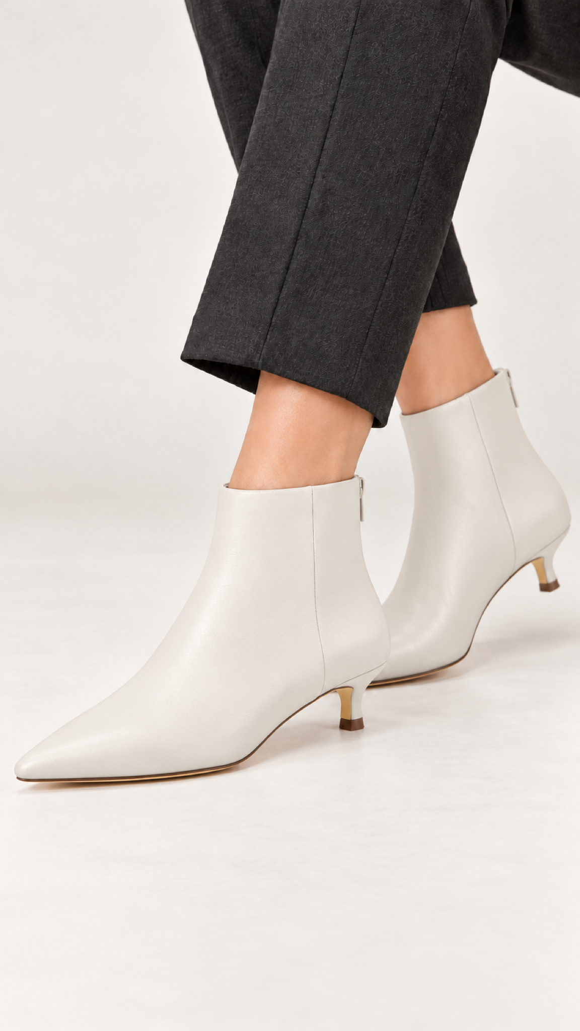 Bota de bico fino com salto kitten – Branco – Vista 1