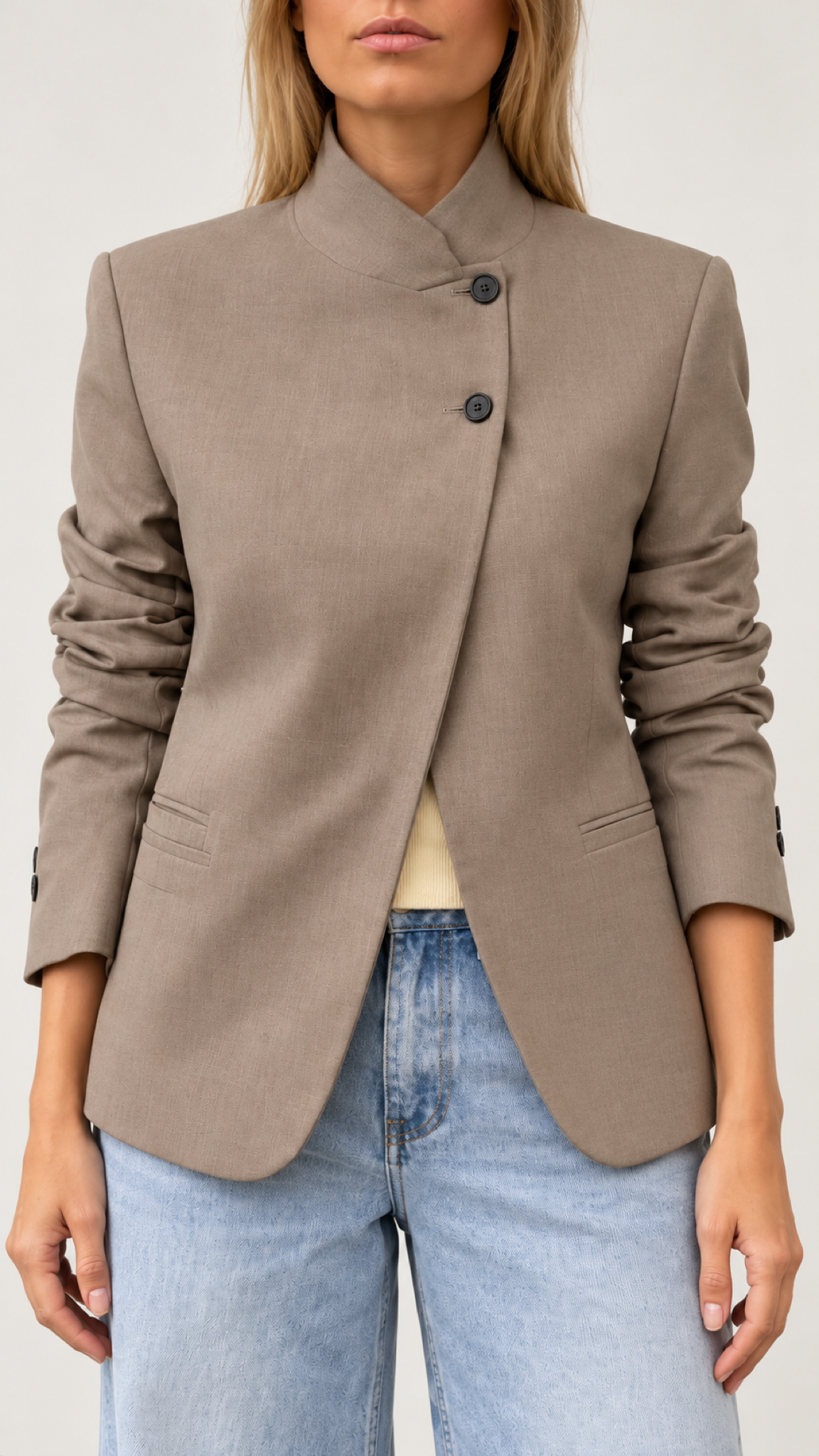 Leonora Blazer com gola alta – Caqui – Blazer em detalhe