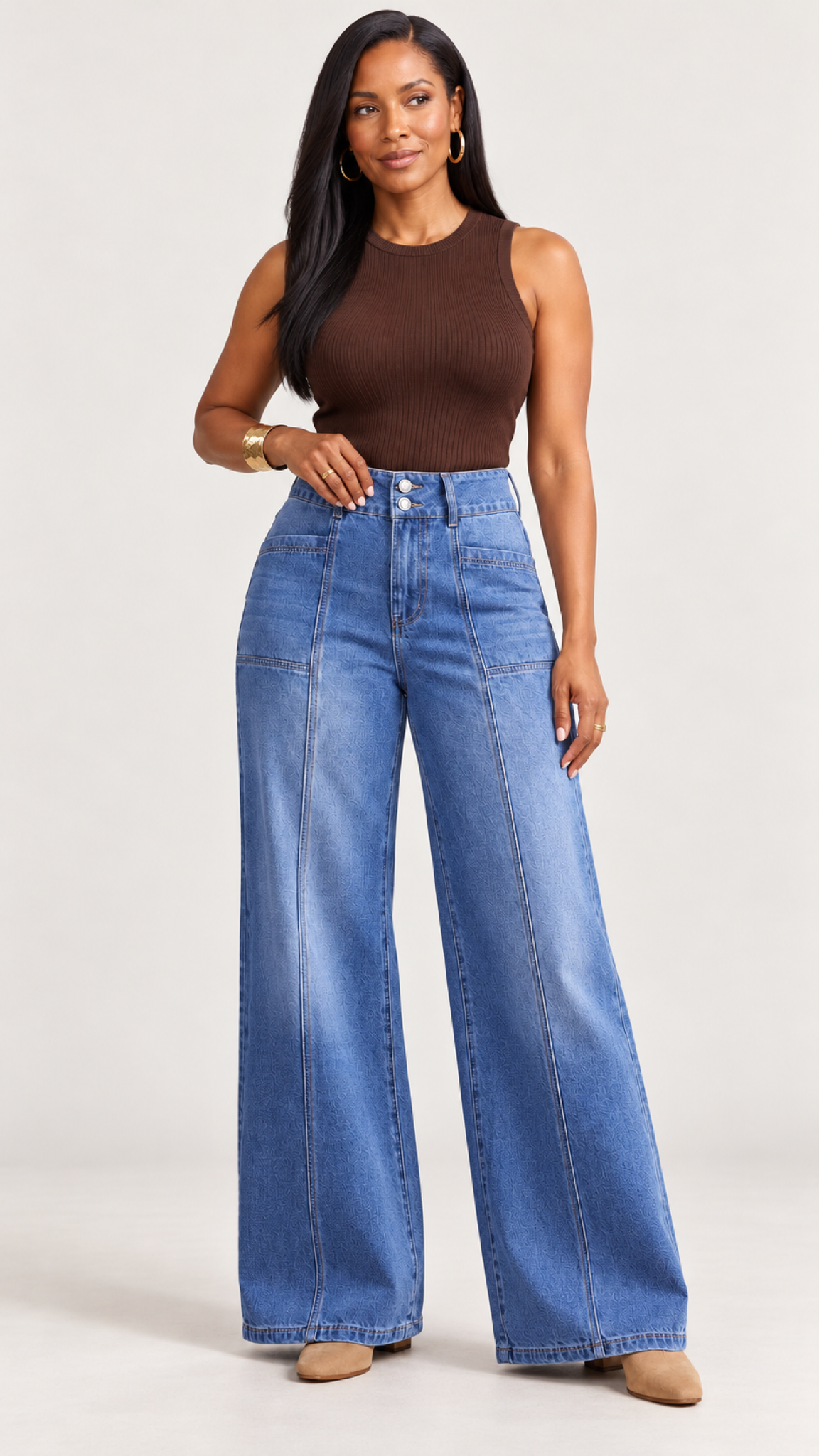 Azule Weitbein-Jeans – Pose mit Hand am Bund