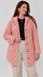 Jaqueta matelassê feminina com capuz in Rosa – Studioansicht