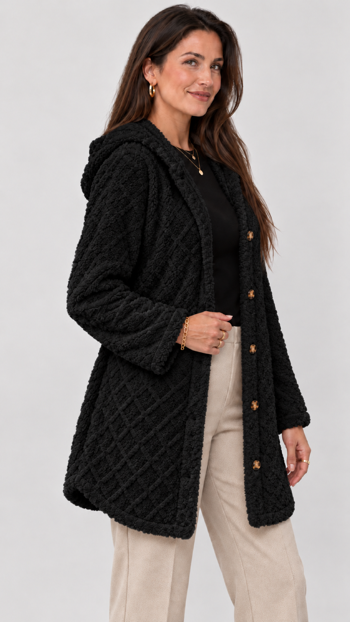 Jaqueta matelassê feminina com capuz in Preto – Vista lateral