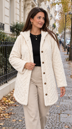 Jaqueta matelassê feminina com capuz in Branco – Berlin Lifestyle
