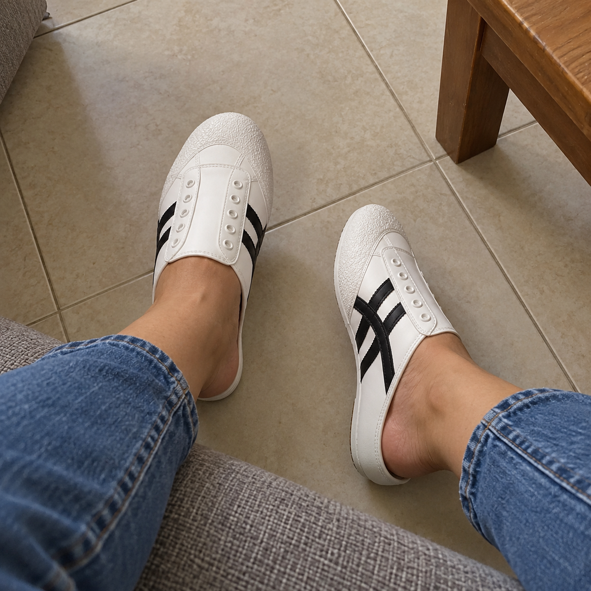 Mule feminino Lia — branco no pe sofa