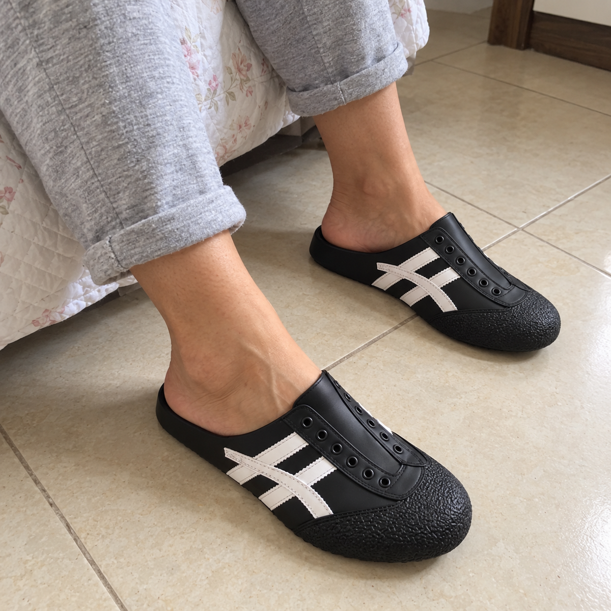 Mule feminino Lia — preto no pe quarto