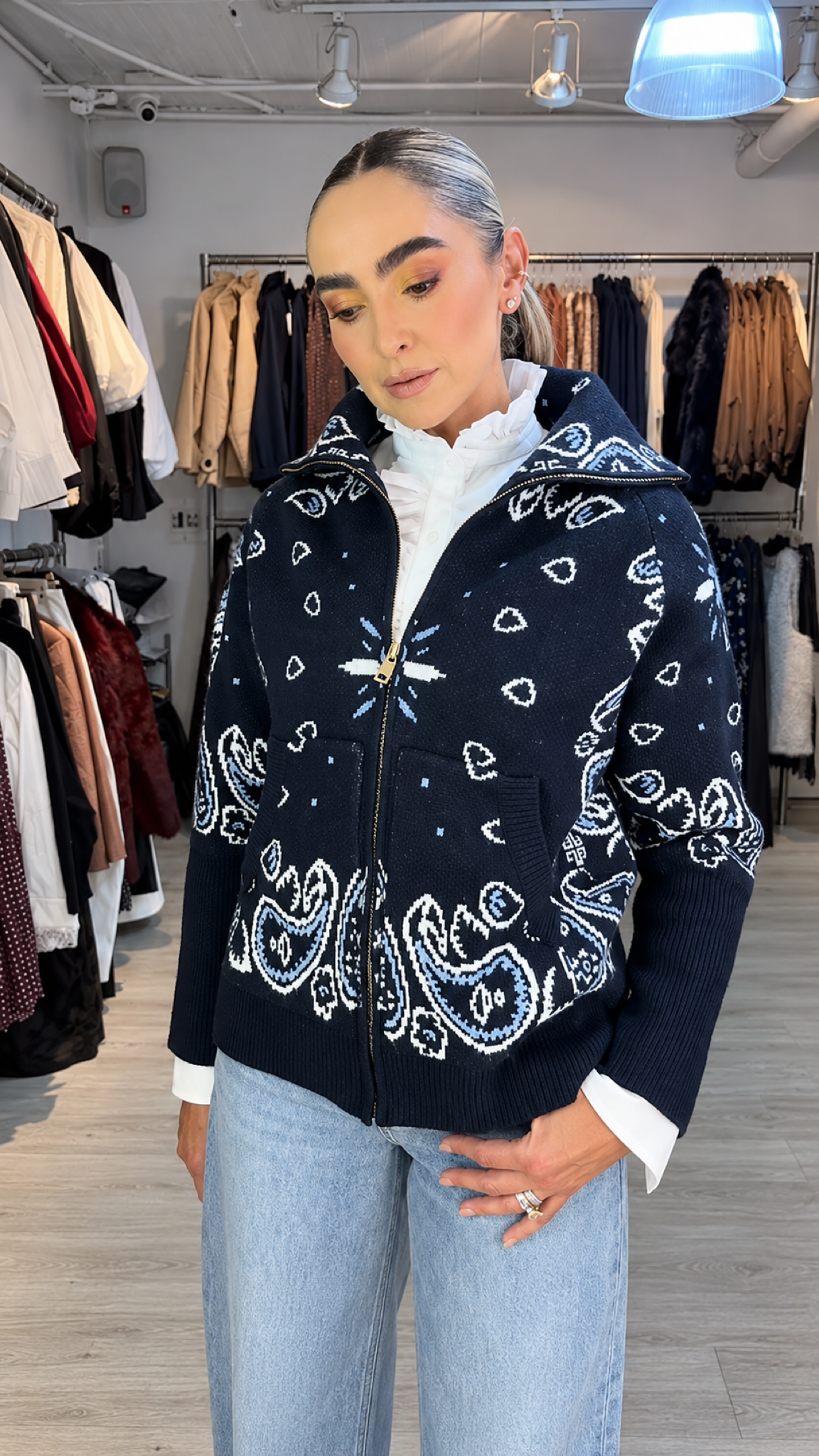 Silja Jacquard-Cardigã in Azul – Modell in der Boutique